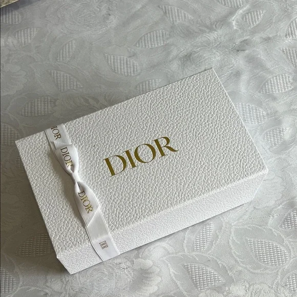 Dior Luxurious White and Gold Set - Picture 4 of 9